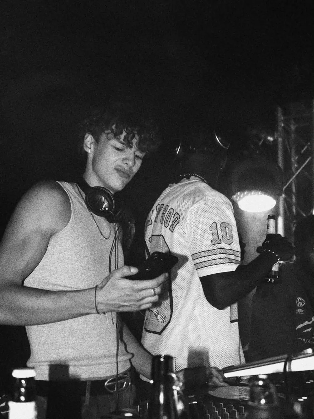 Zwei DJs hinter dem Pult, Schwarzweiß