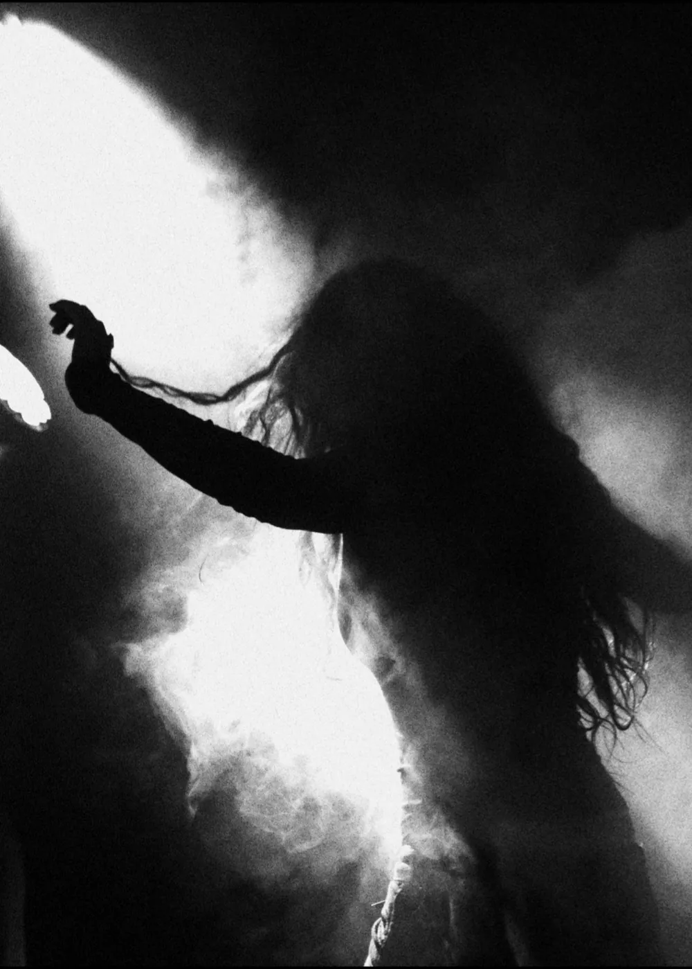 Tänzerin als Silhouette im Nebel