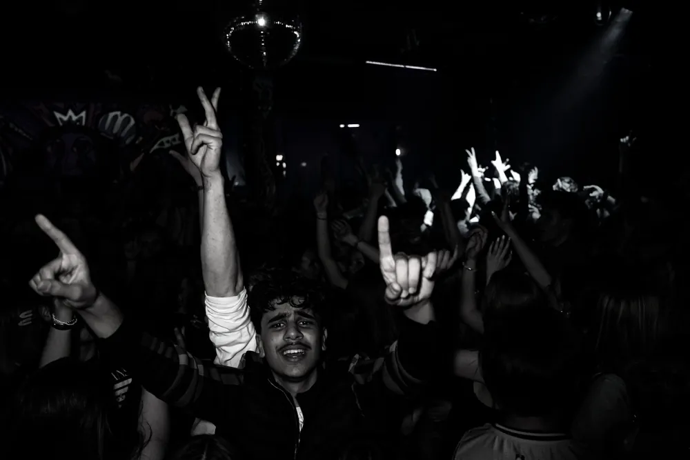 Crowd mit Discokugel und erhobenen Händen