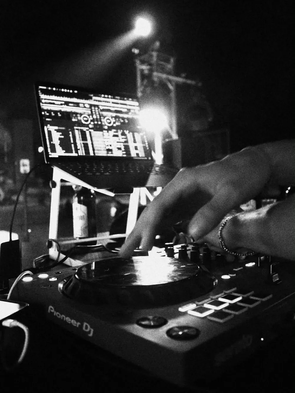 Hand am CDJ, Laptop, Nacht