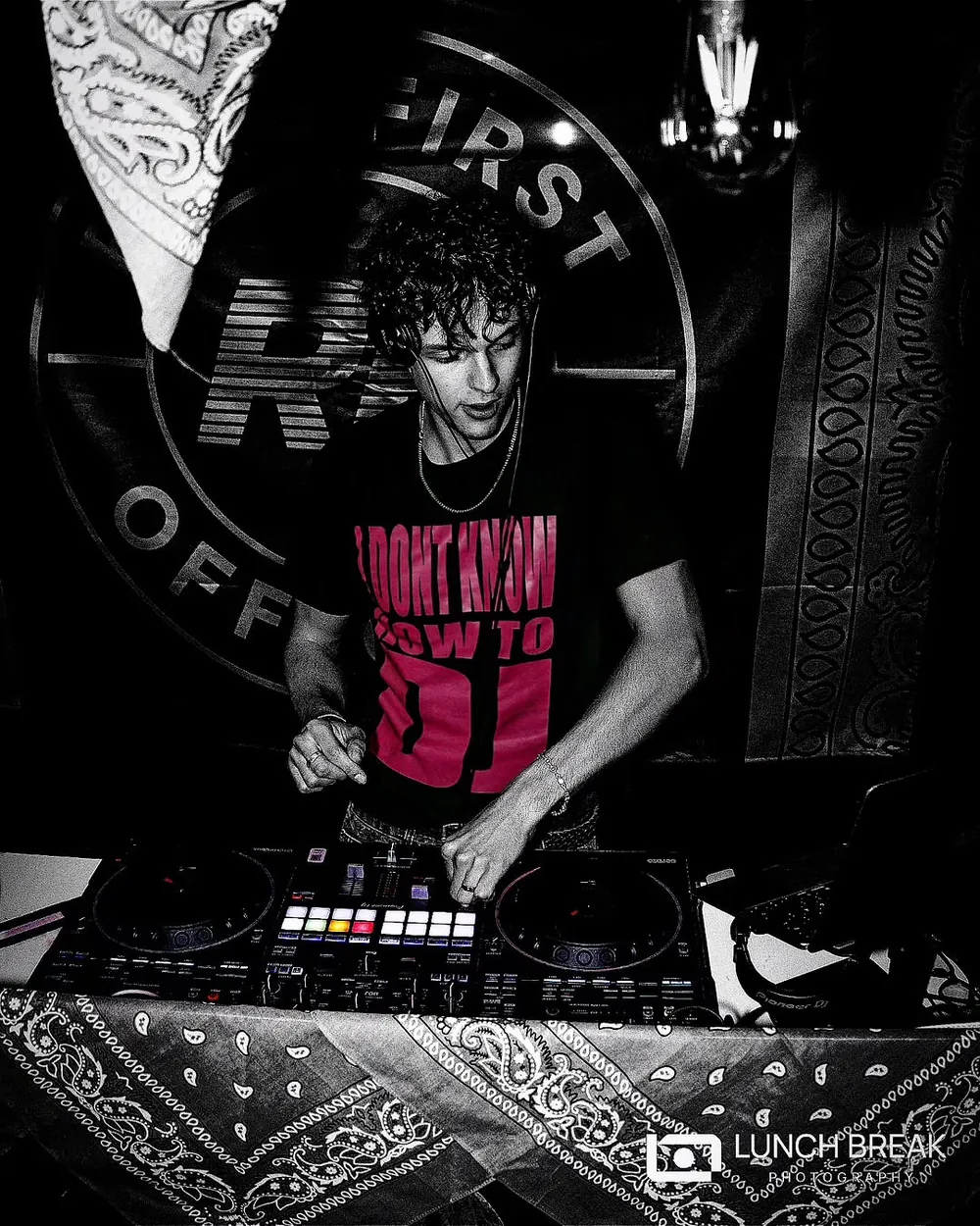 Samu am Mixer im Shirt mit Aufschrift ‚I don't know how to DJ'