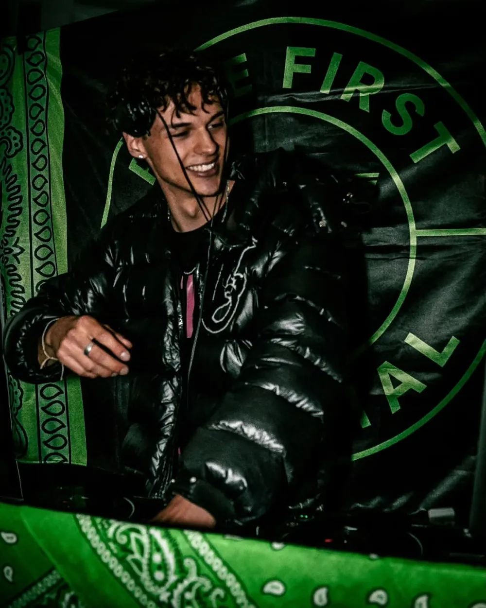 Samu lachend am Pult, grüne Bandanas