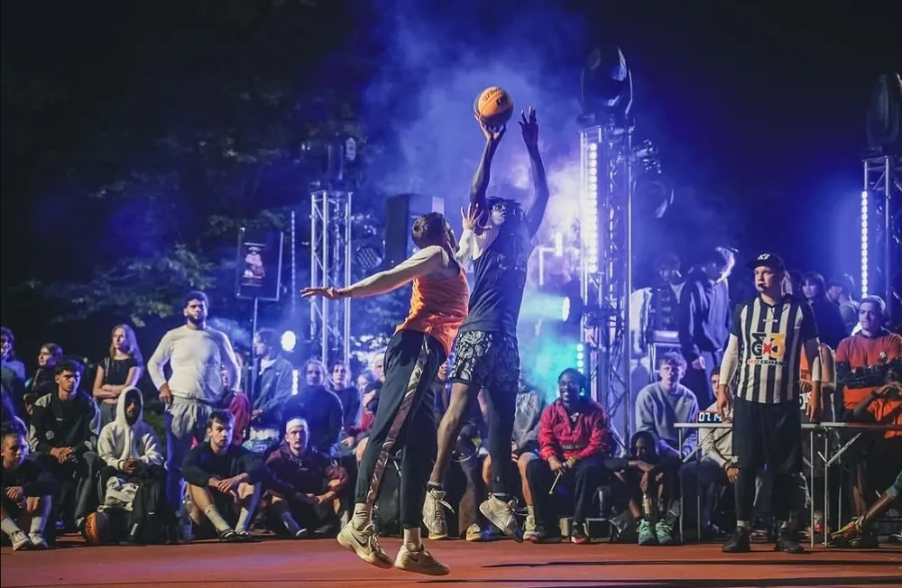 3x3-Streetball bei Flutlicht, Block in der Luft