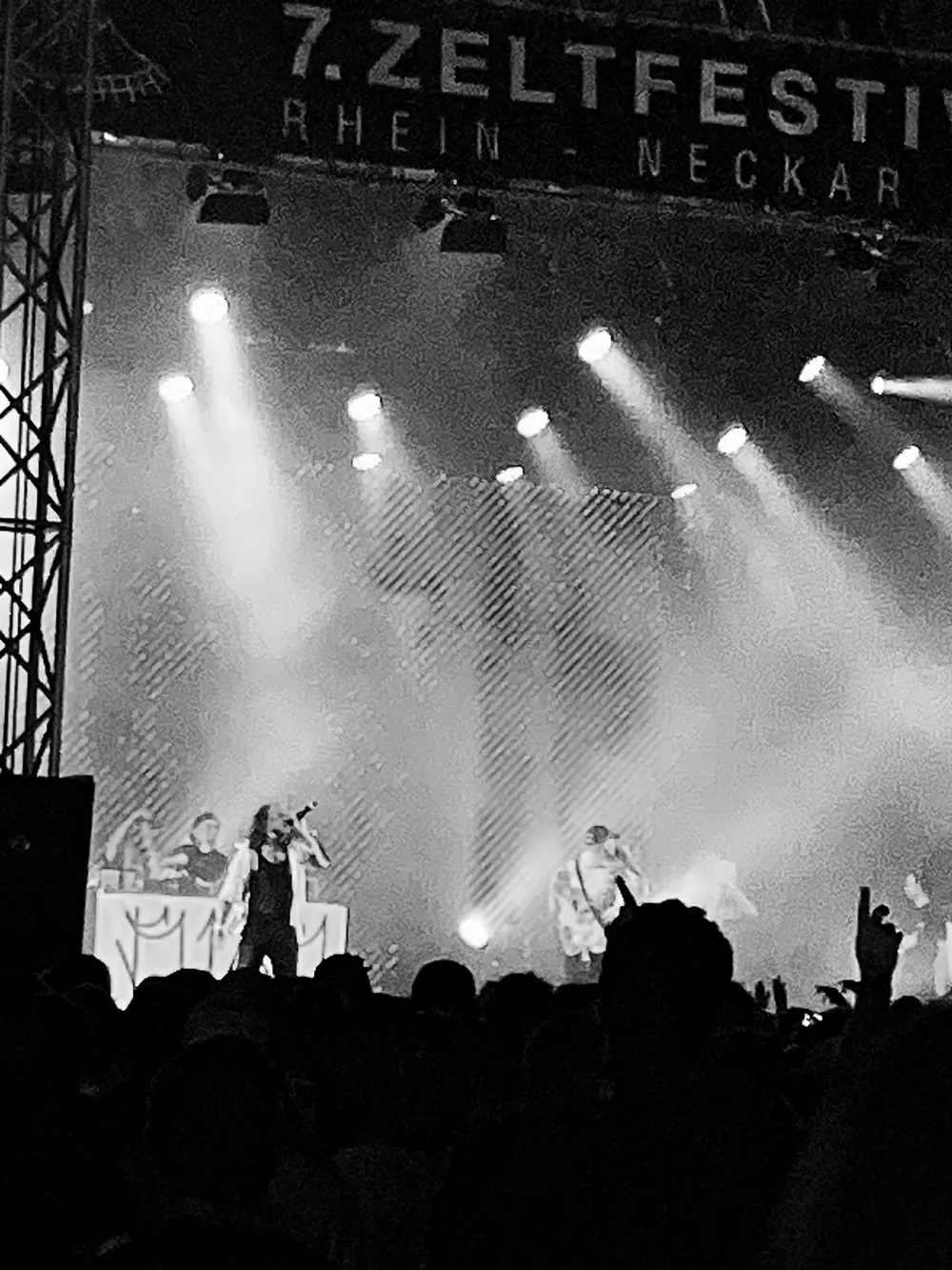 Festivalbühne mit Lichtkegeln, Zeltfestival Rhein-Neckar